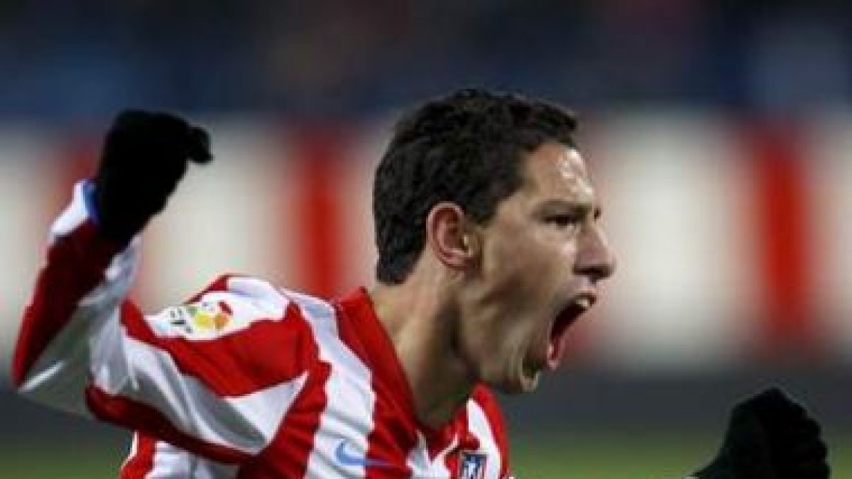 El centrocampista argentino del Atlético de Madrid Maxi Rodríguez celebra el primer gol de su equipo