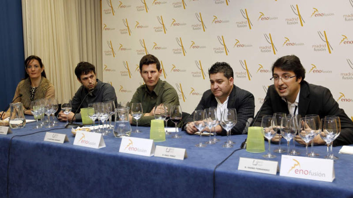 Sonia Rodríguez, Eduardo García, Mathiew Barrant, Raúl Pérez e Isidro Fernández, ayer en la cata de vinos mencía.