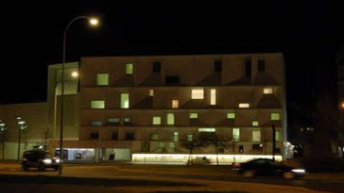 Mientras Botines estaba apagado, el Palacio de los Guzmanes, sede de la Diputación, permaneció encen