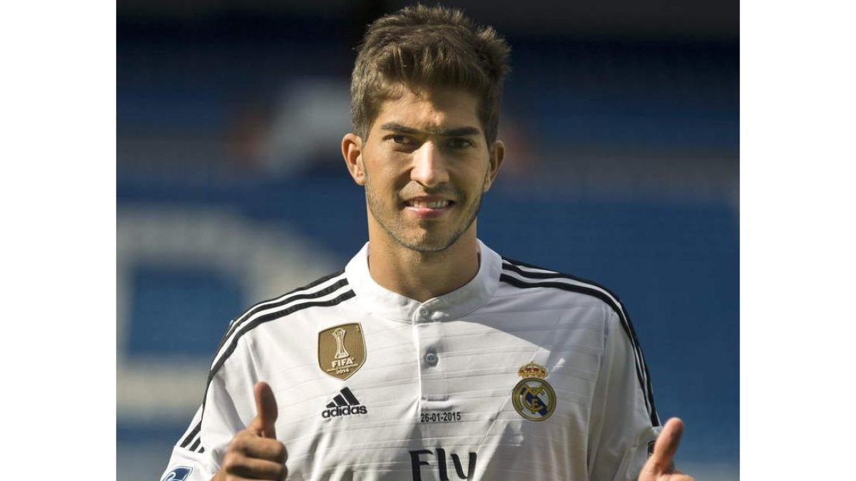 El brasileño Lucas Silva posa con la equipación del Madrid durante su presentación.