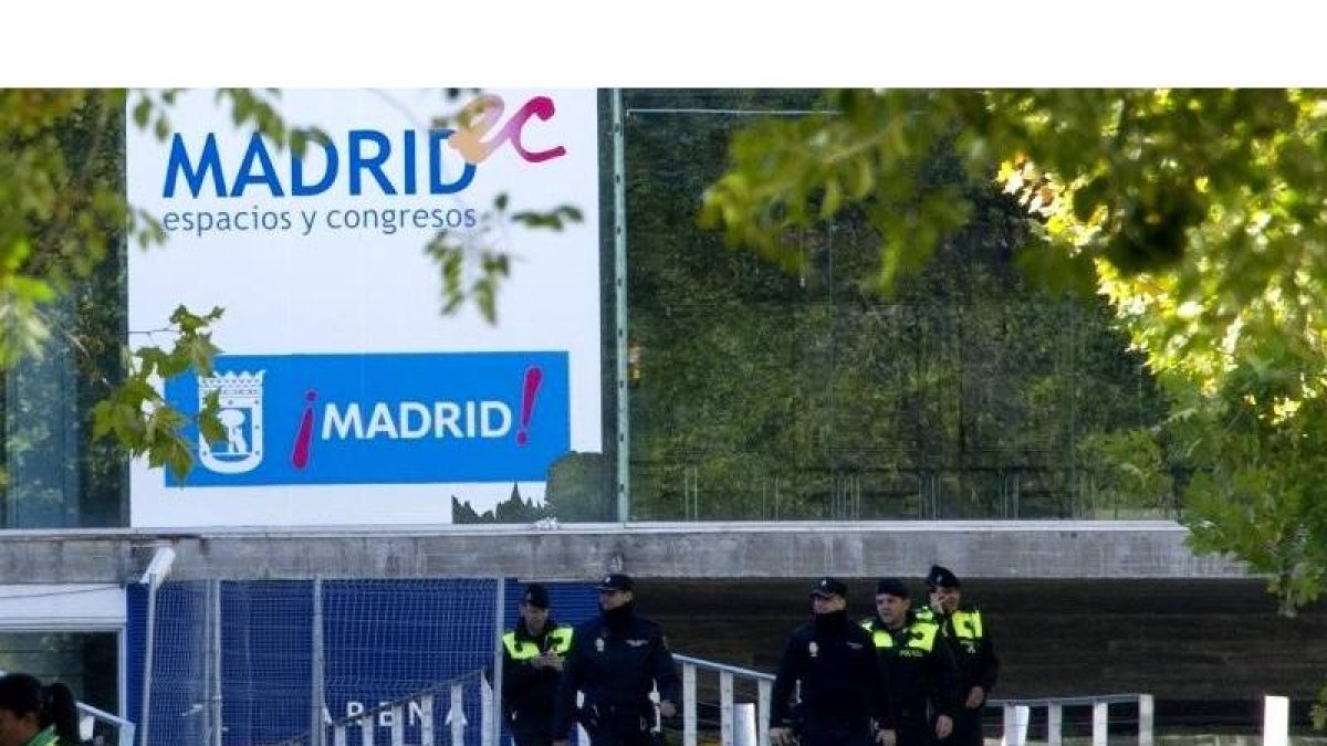 Policías a las puertas del Madrid Arena.