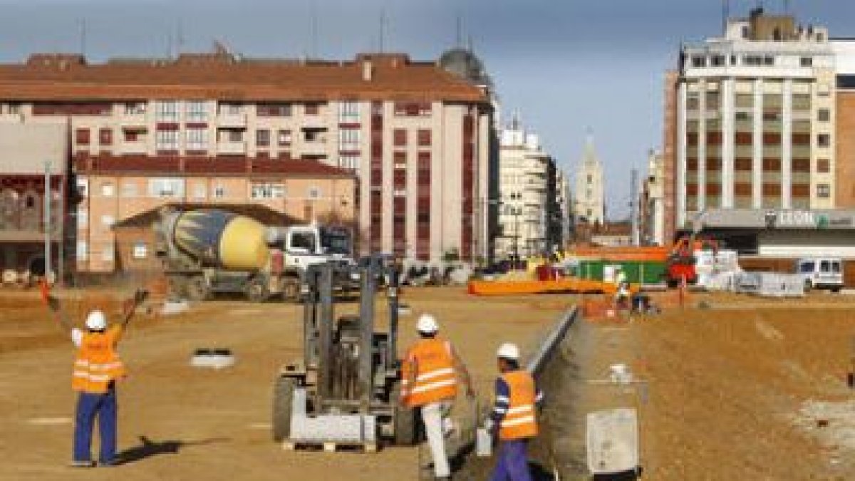 Los operarios del Ayuntamiento ayer, trabajando en la prolongación de Ordoño II.