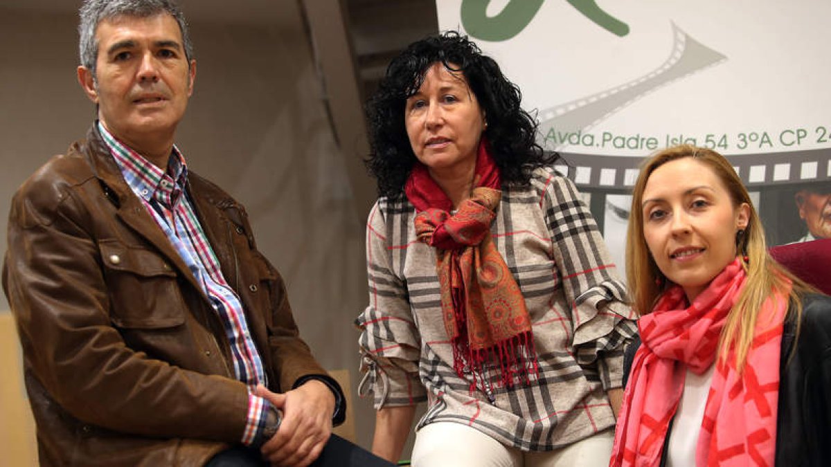 El presidente de Arle, Aurelio Gil, junto a Victoria Álvarez, trabajadora social de la asociación y Estefanía Santos García, en una foto de archivo. RAMIRO