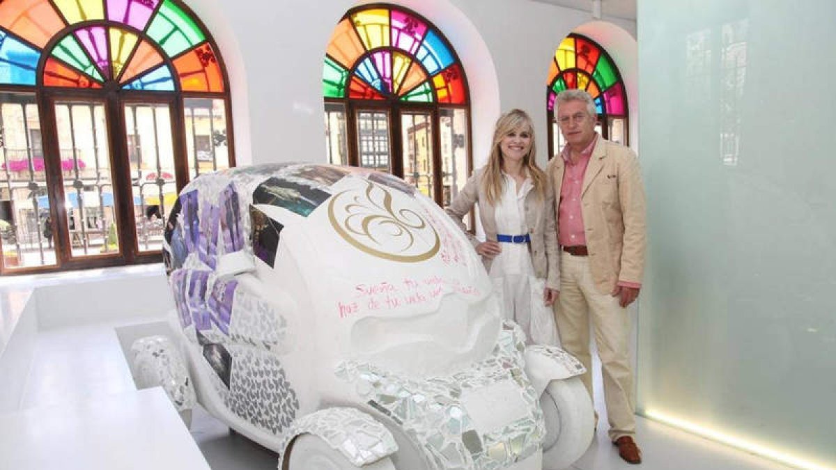 María LaFuente posando con su obra junto con el concejal de Turismo Julio Cayón.