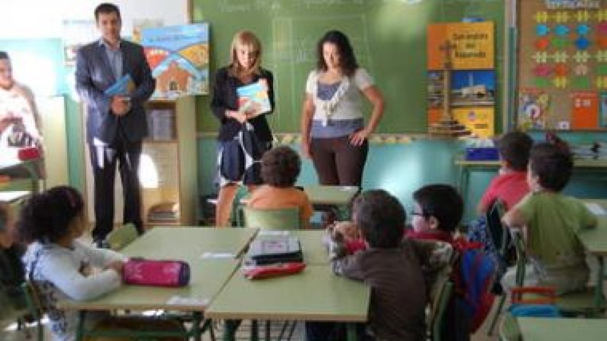 Mª Eugenia Gancedo explica a los niños la Ruta Jacobea.