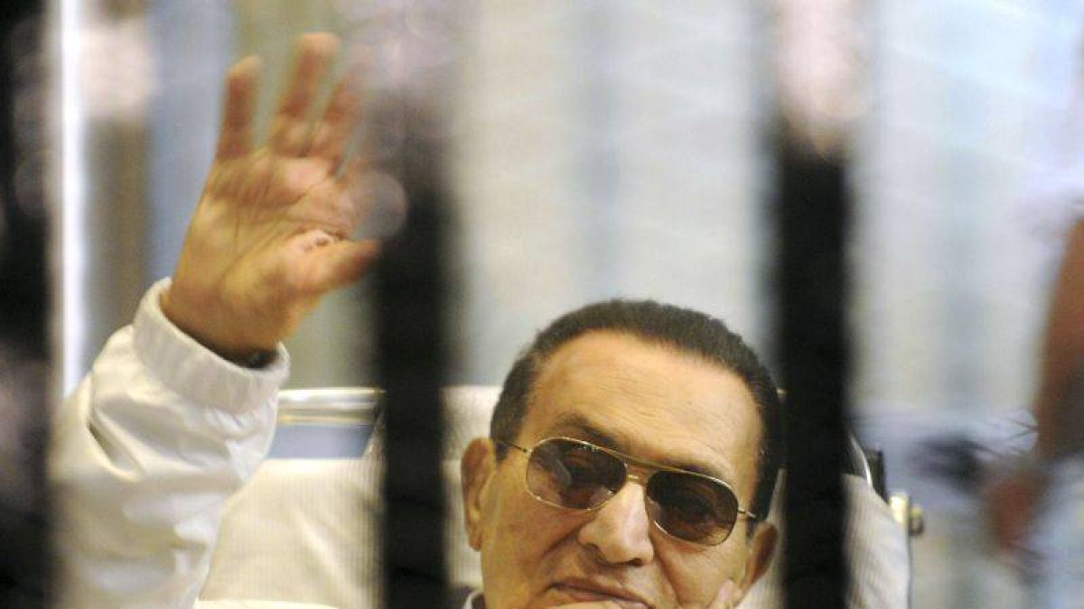 Hosni Mubarak saluda a sus partidarios, durante una de las sesiones del juicio en su contra que se celebró el pasado mes de abril en El Cairo.