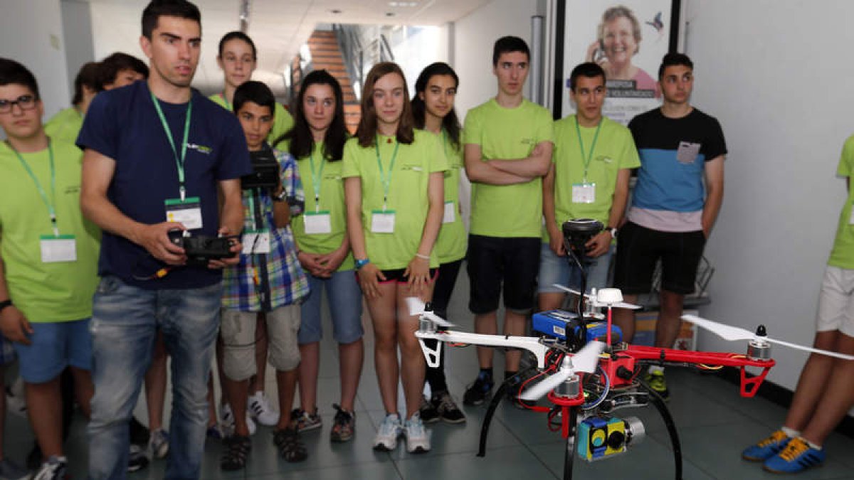 Participantes en el campus tecnológico durante una de las actividades formativas del evento. RAMIRO