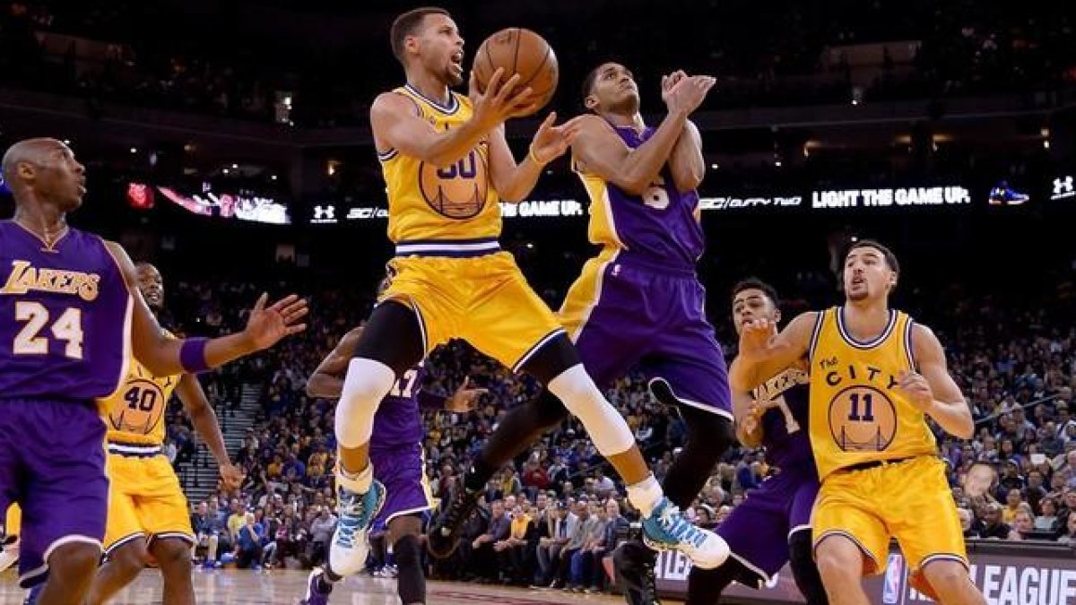 El jugador de los Warriors Stephen Curry anotando en una acción del duelo ante los Lakers.