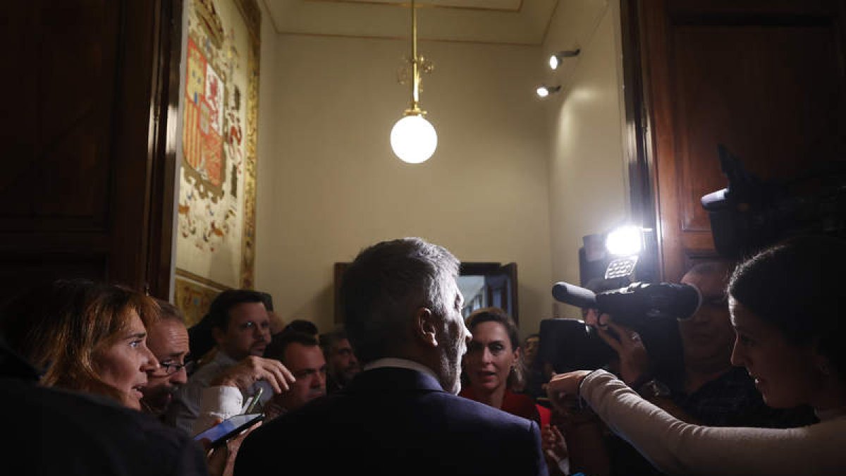 Grande-Marlaska, atiende a la prensa antes de su comparecencia en la comisión de control de los créditos destinados a gastos reservados en el Congreso. JAVIER LIZÓN