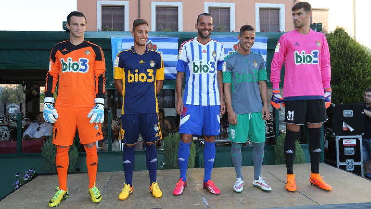 Dinu, Adán, Yuri, Acorán y Héctor fueron los encargados de lucir por primera vez las nuevas equipaciones deportivistas para esta temporada.