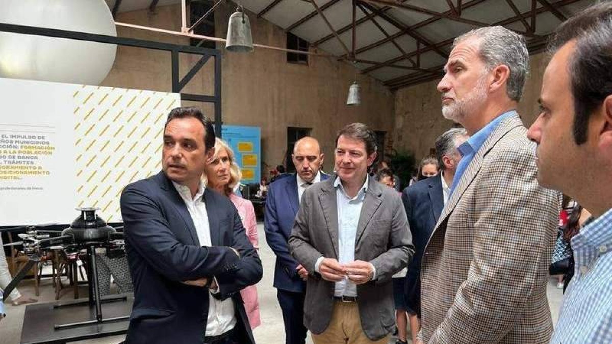 Su Majestad Felipe VI conoció en compañía del presidente de la Junta, Alfonso Fernández Mañueco y del presidente de Ineco, Fernando Vázquez el programa Ineco Rural TIC. DL