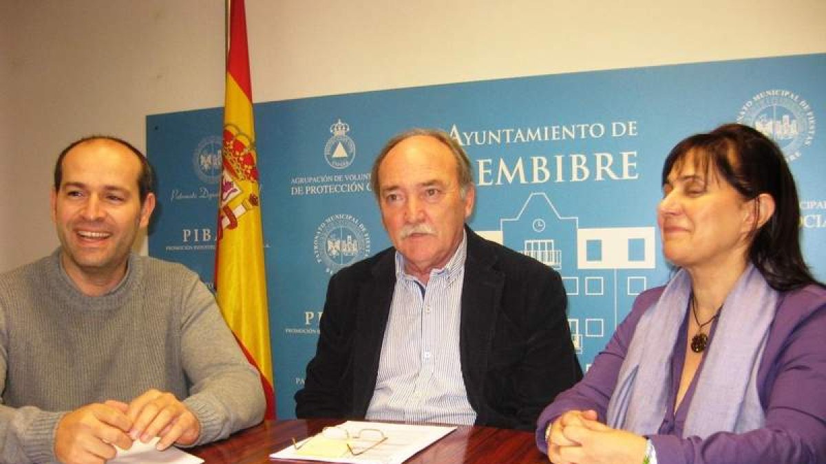 Jesús Blanco, de Acobem, el alcalde Otero y Escuredo, ayer.