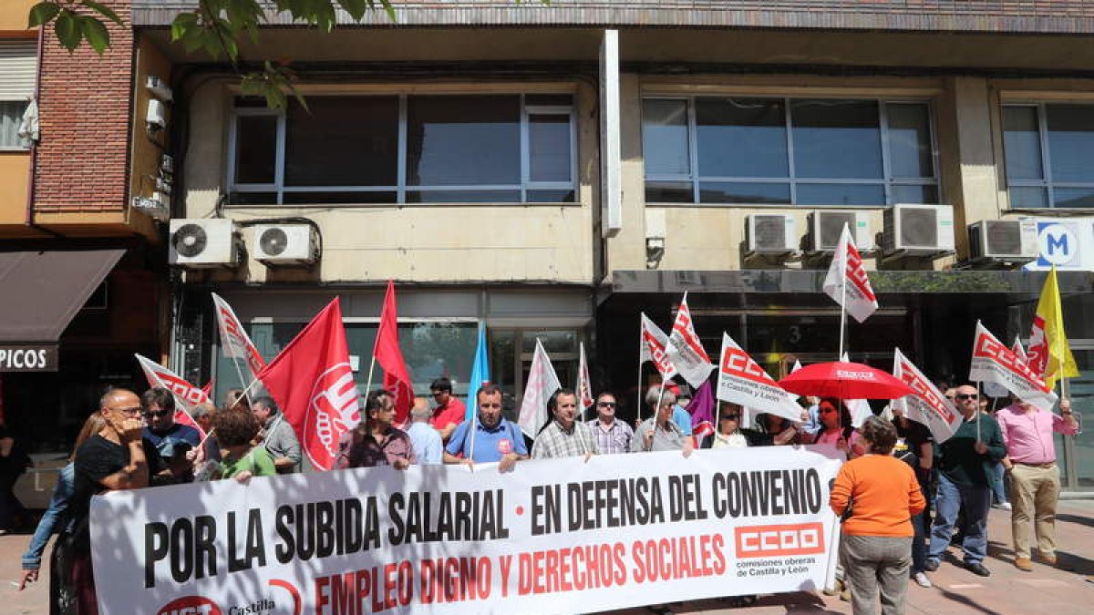 Imagen de archivo de una protesta sindical ante la sede de la patronal en León