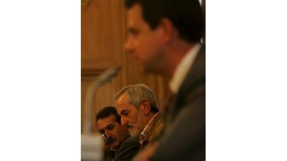 Los diputados socialistas Alonso y Llorente y el portavoz de la UPL, ayer