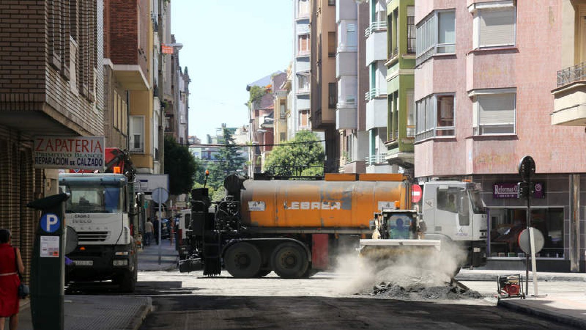 Detalle de trabajos de asfaltado en la ejecución del plan municipal anterior. MARCIANO PÉREZ