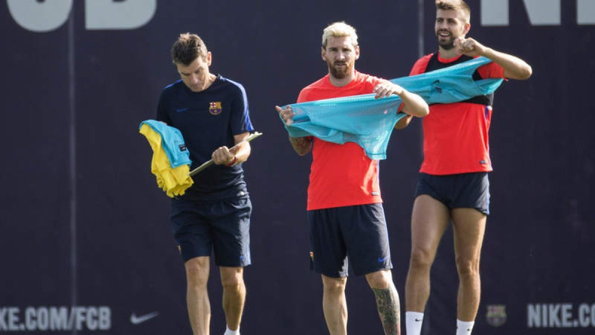 Leo Messi junto a Gerard Piqué en la sesión de entrenamiento del FC Barcelona. QUIQUE GARCÍA