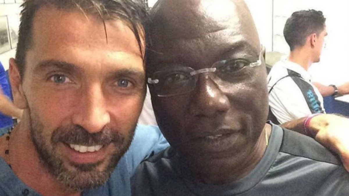 Buffon y Nkono, en un encuentro del pasado.
