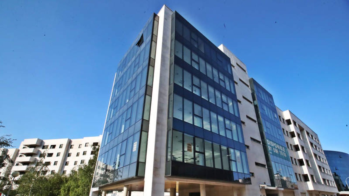 Exteriores del edificio que la inmobiliaria Reyal Urbis tiene en Eras de Renueva. RAMIRO