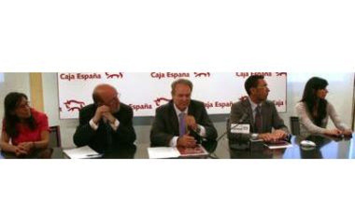 Roberto Escudero y José Ignacio Lagartos, segundo y tercero por la izquierda, junto a los miembros d