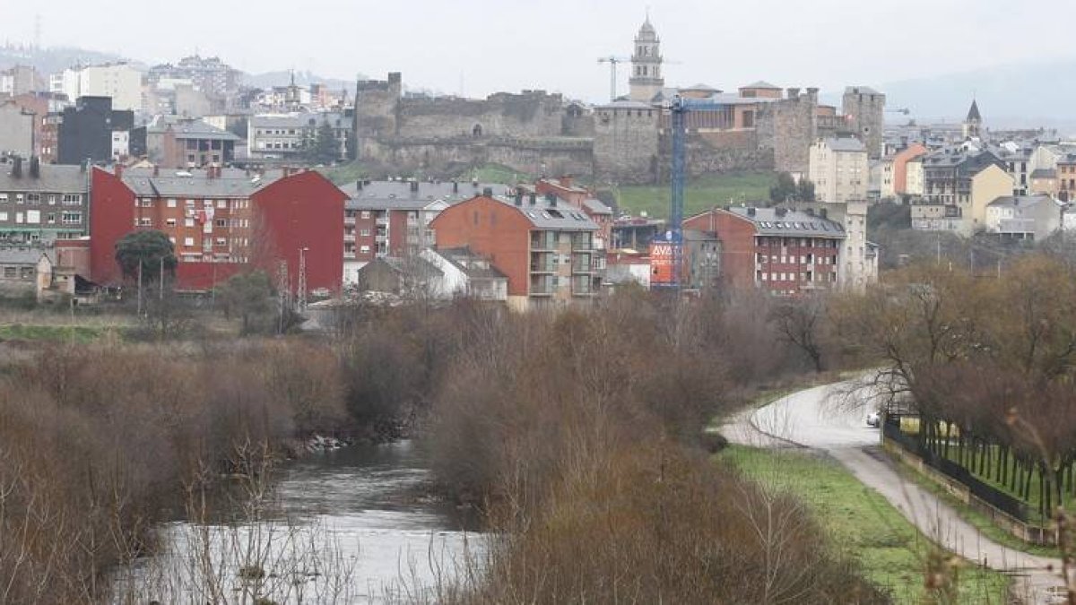 El Sil a su paso por el barrio ponferradino de Flores del SIl