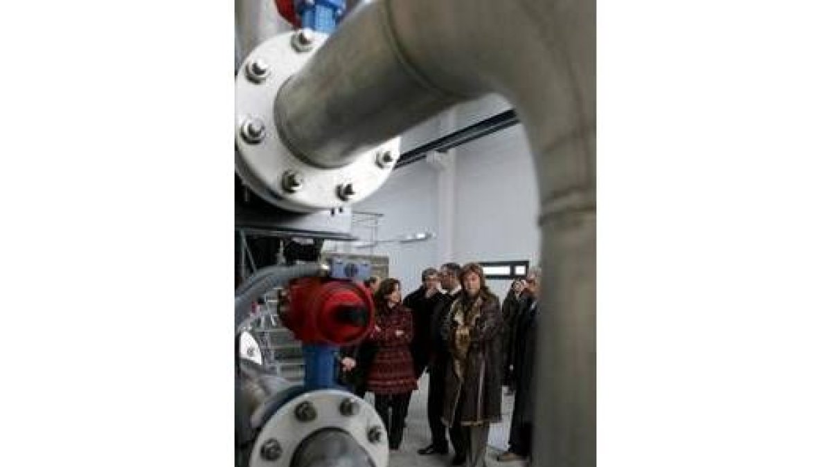 Ana Rosa Sopeña y María Jesús Ruiz escuchan las explicaciones