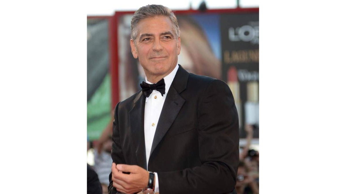 El actor estadounidense George Clooney sonríe a su llegada a la presentación de la película ‘Gravity’ en el Festival de Cine de Venecia.