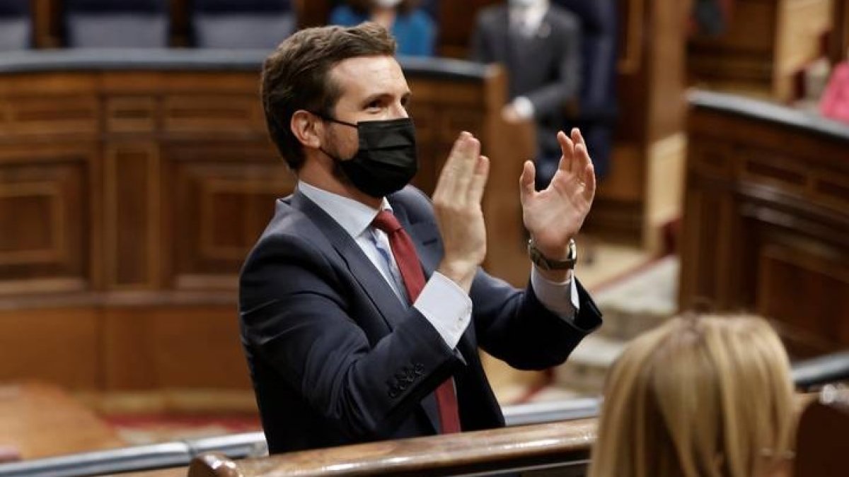 El líder del PP, Pablo Casado, aplaude al diputado popular Jaime Mateu Istúriz tras su intervención durante la sesión de control al gobierno este miércoles en el Congreso de los diputados. JAVIER LIZÓN