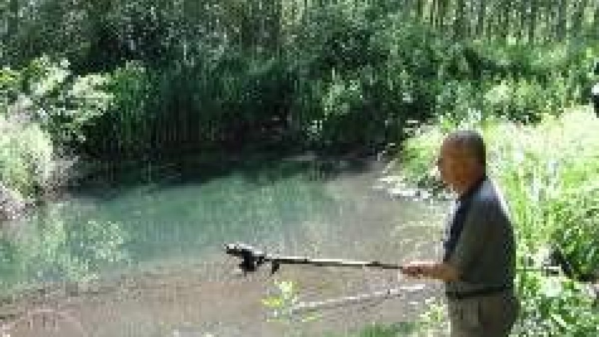 Un vecino mostraba el viernes el estado de la captación de aguas denunciado por el PSOE