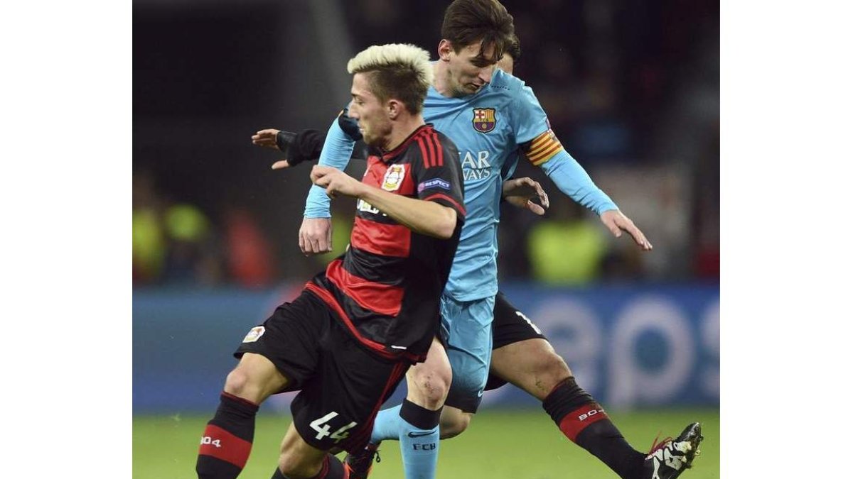 Kevin Kampl pelea por el control del balón con Lionel Messi.