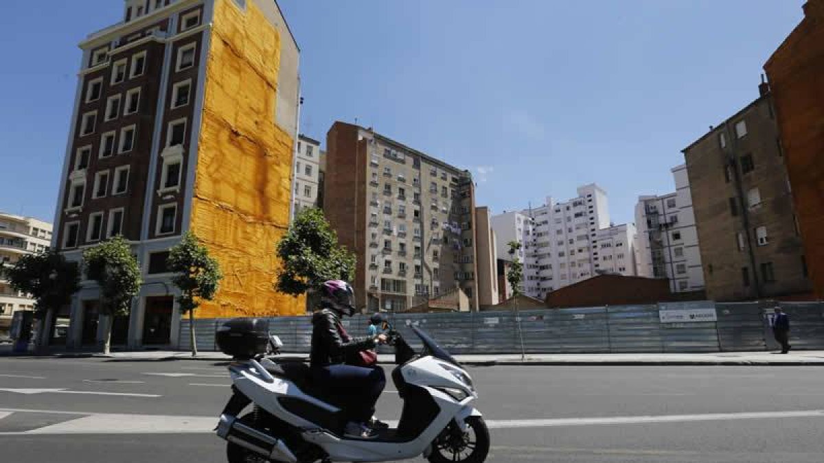 El solar donde se ubicaba el edificio del INSS, al lado de la plaza de Guzmán, sigue esperando la concreción del nuevo proyecto.