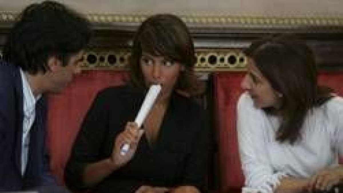 Alfonso Ordóñez, Cristina Gómez y Sonia Alonso charlan en el pleno