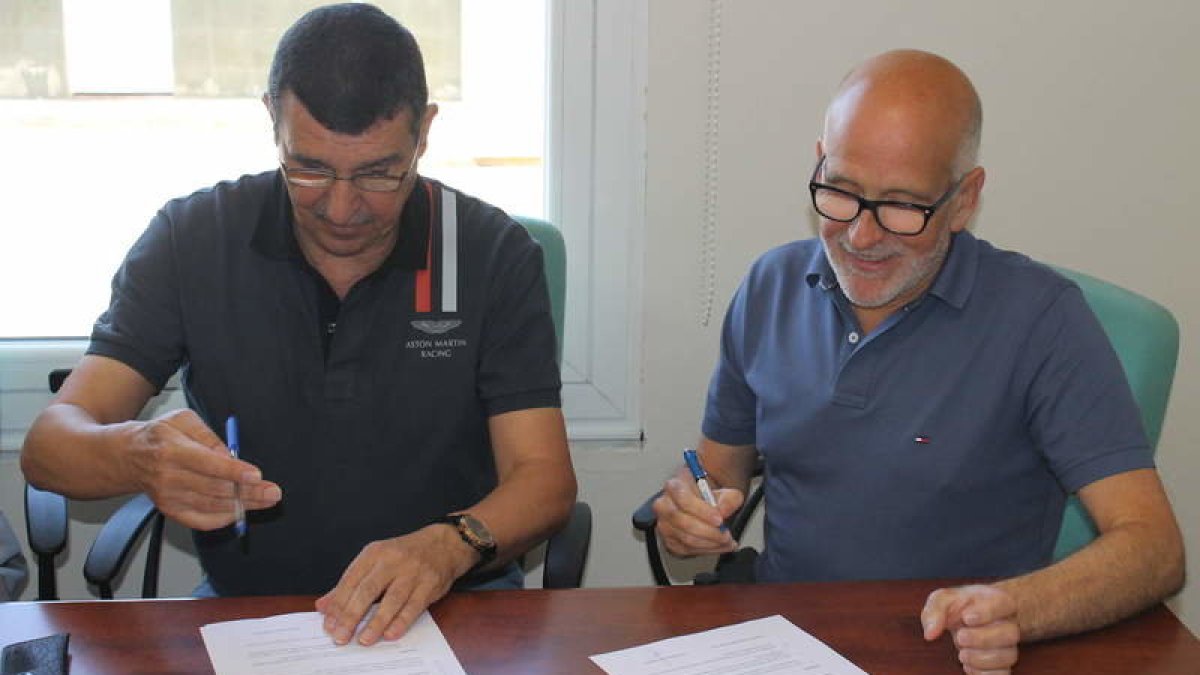 Firma del acuerdo. J. PÉREZ