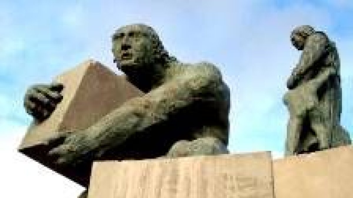 El escultor leonés ha dedicado dos años de trabajo a esta obra