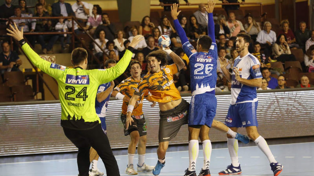 El Abanca Ademar, en el partido del Palacio frente al Wisla Plock de la Liga de Campeones de la temporada 2018-2019. FERNANDO OTERO