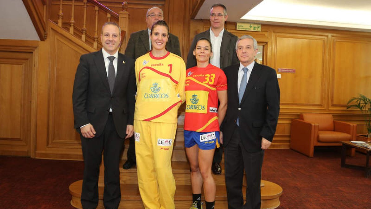 Las jugadoras del Cleba, Cristina y Raquel, junto al alcalde y el presidente de la Federación.
