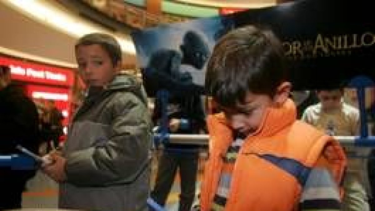 Dos niños juegan con las videoconsolas de Espacio León en la tarde del sábado
