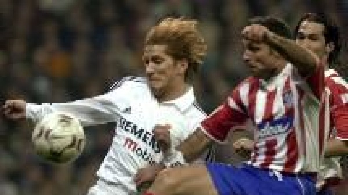 El defensor Míchel Salgado lucha por el control de un balón con Sergi durante un partido de Liga