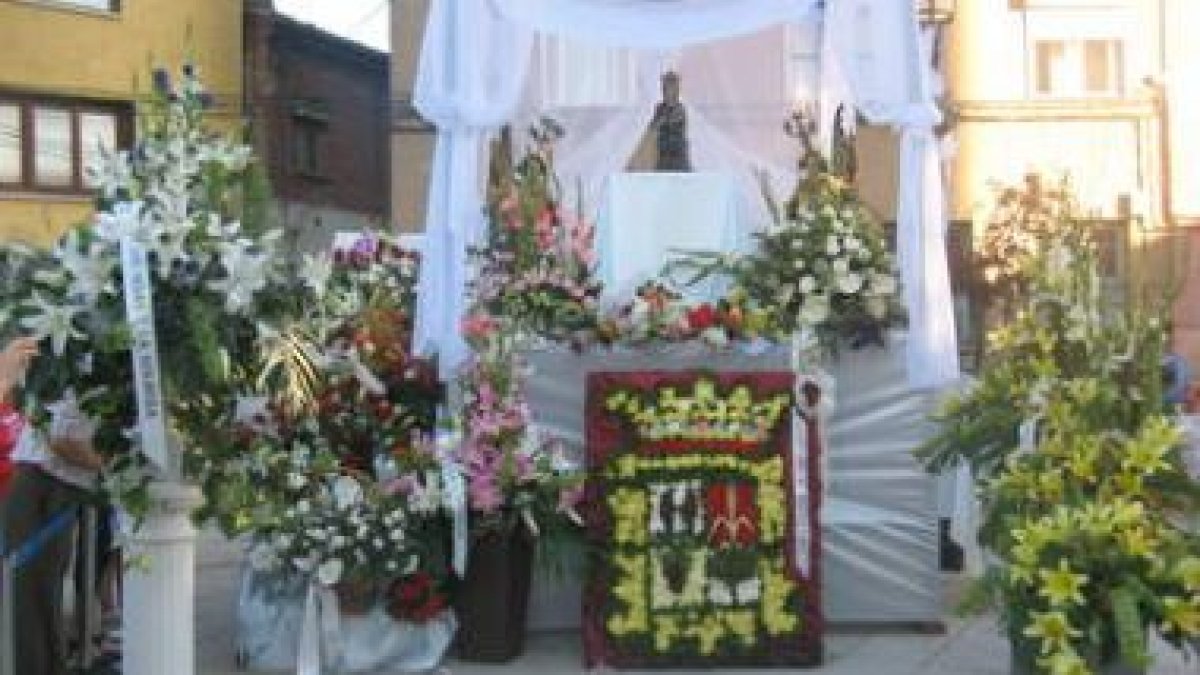 La Virgen de Celada fue arropada y engalanada ayer en el primer día de las fiestas.