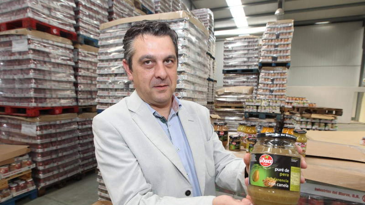 Enrique López, jefe de Ventas de Ibsa, junto a los nuevos productos que están ya en el mercado.