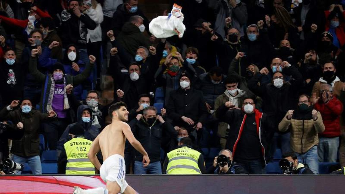 El delantero del Real Madrid Marco Asensio lo celebra tras marcar ante el Granada. GUILLÉN