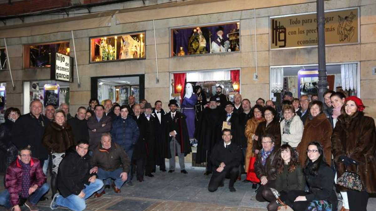 El grupo de fieles seguidores del escaparate de Lesmes García, ‘chupinazo’ de la Semana Santa leonesa.
