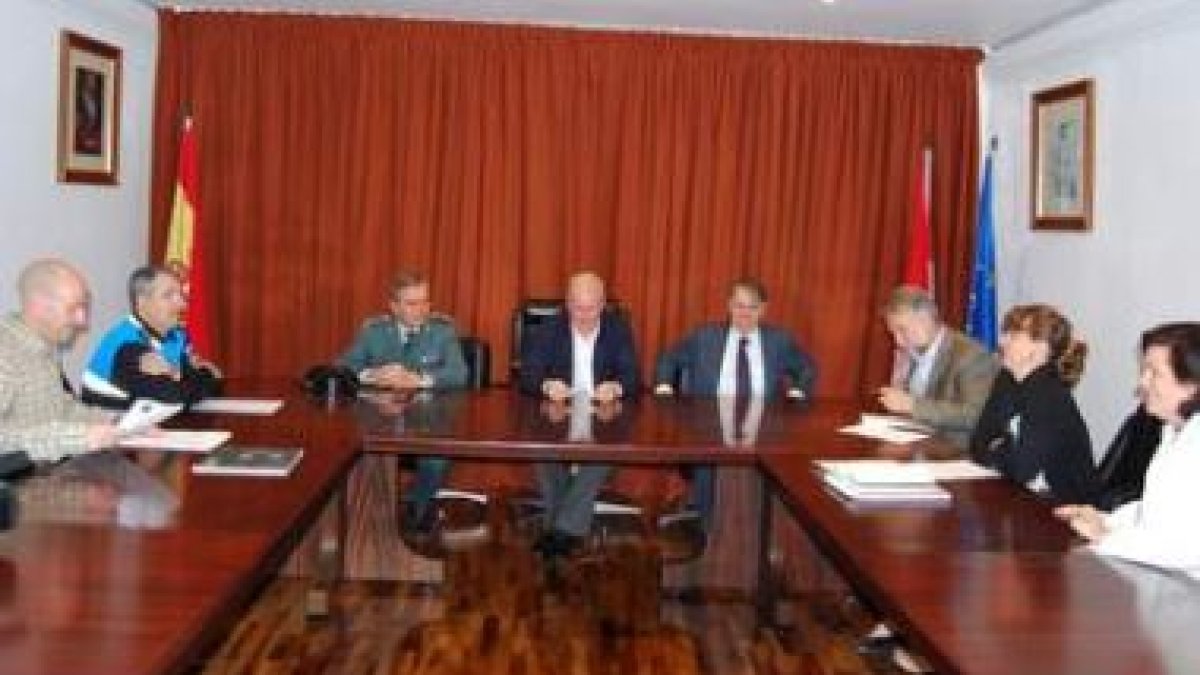 El alcalde y el subdelegado del Gobierno, en el centro y a la derecha, presidieron la Junta Local de