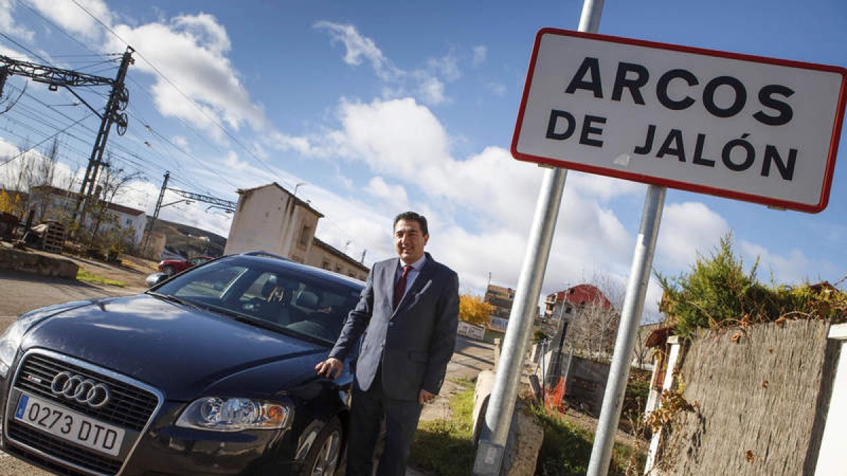 Peregrina, junto al cartel de su Pueblo, desde donde acude a las Cortes de Valladolid.