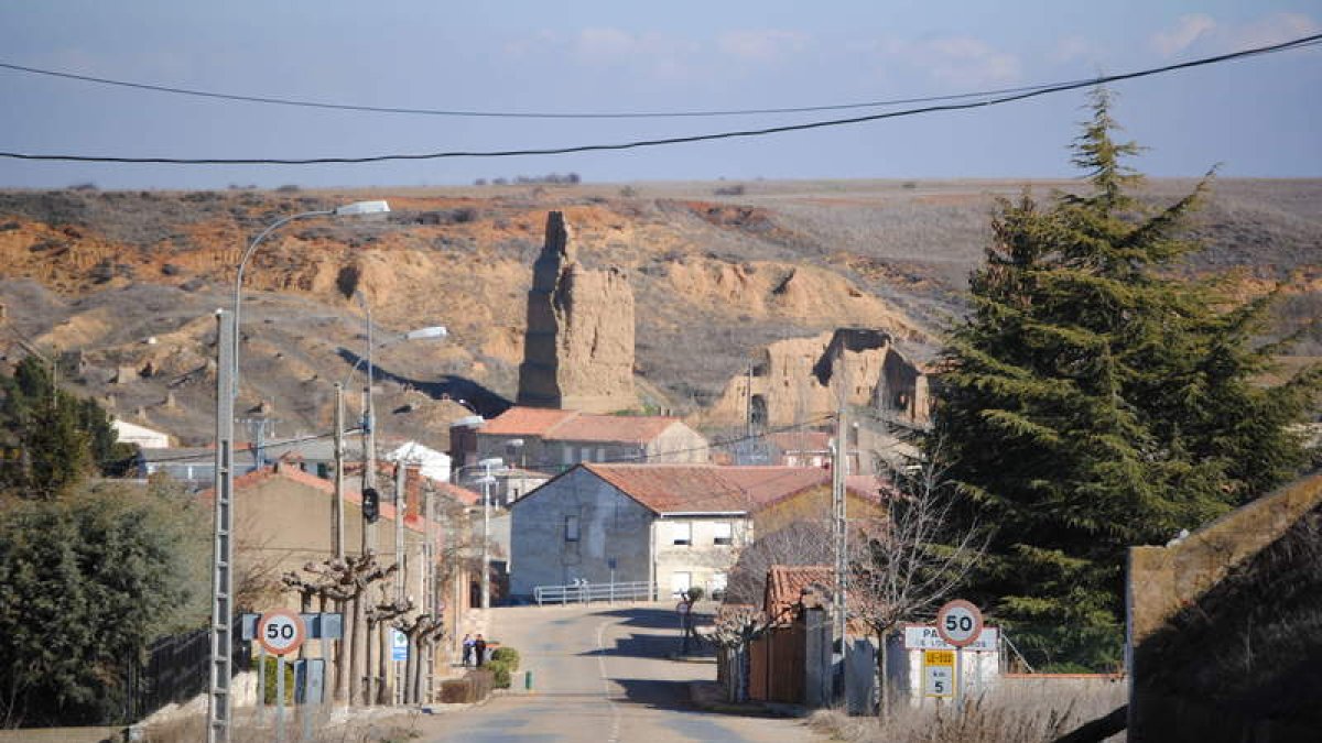 Entrada al pueblo de Pajares de los Oteros.