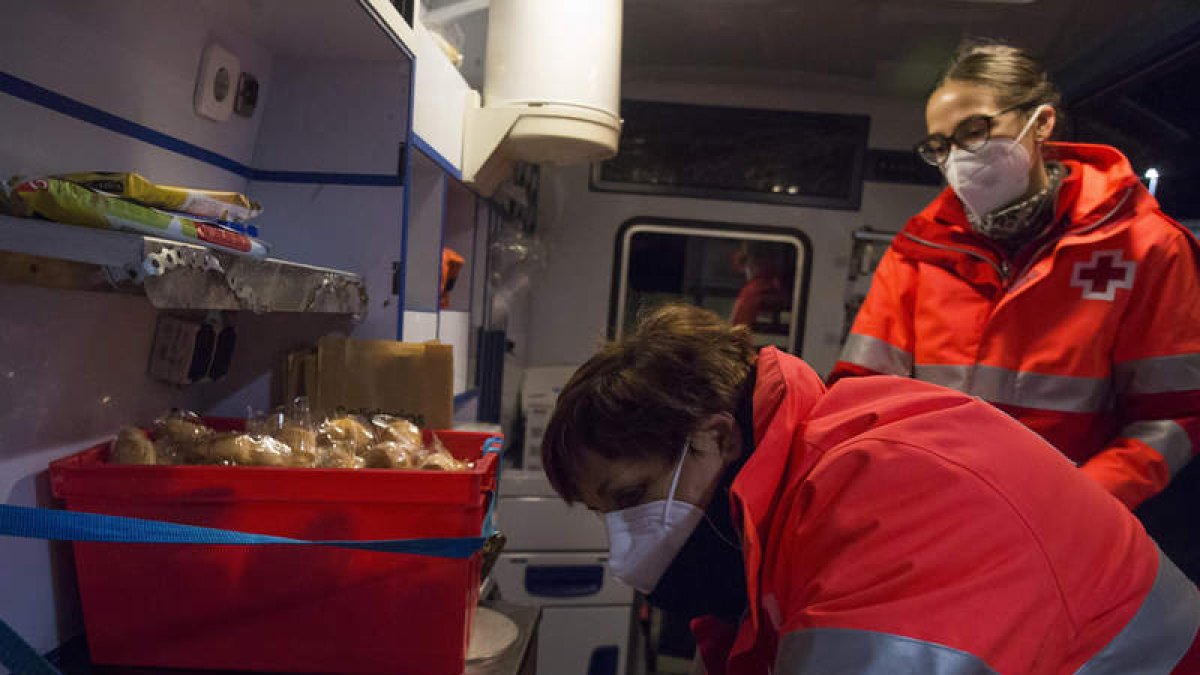 Las dos voluntarias de Cruz Roja se preparan para la ruta nocturna en busca de las personas que estas noches duermen en la calle. FERNANDO OTERO