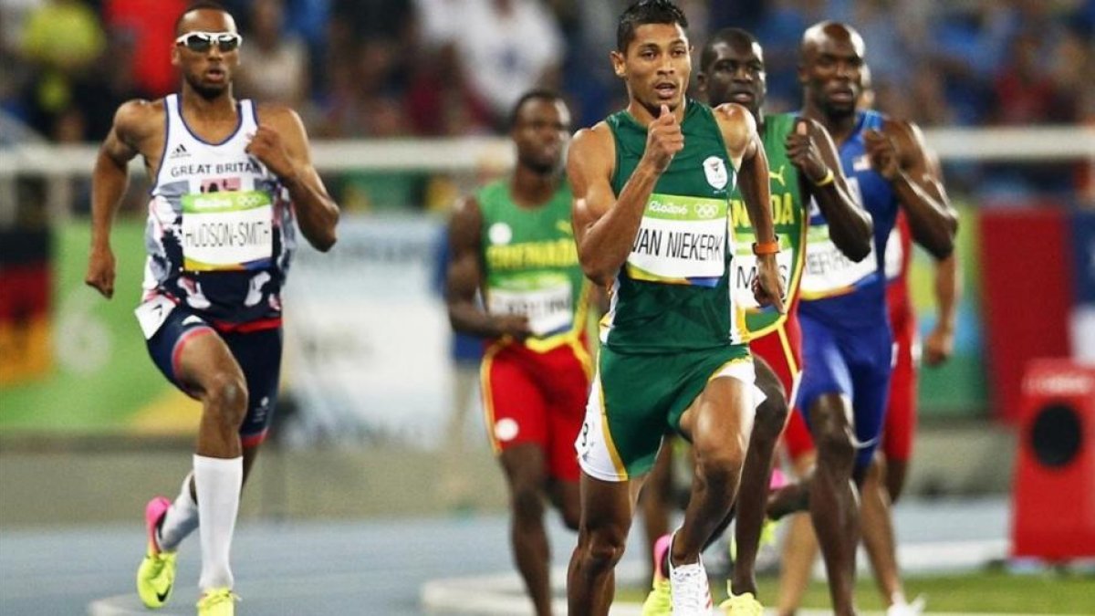Van Niekerk se impone con una enorme ventaja en la final de 400 metros.