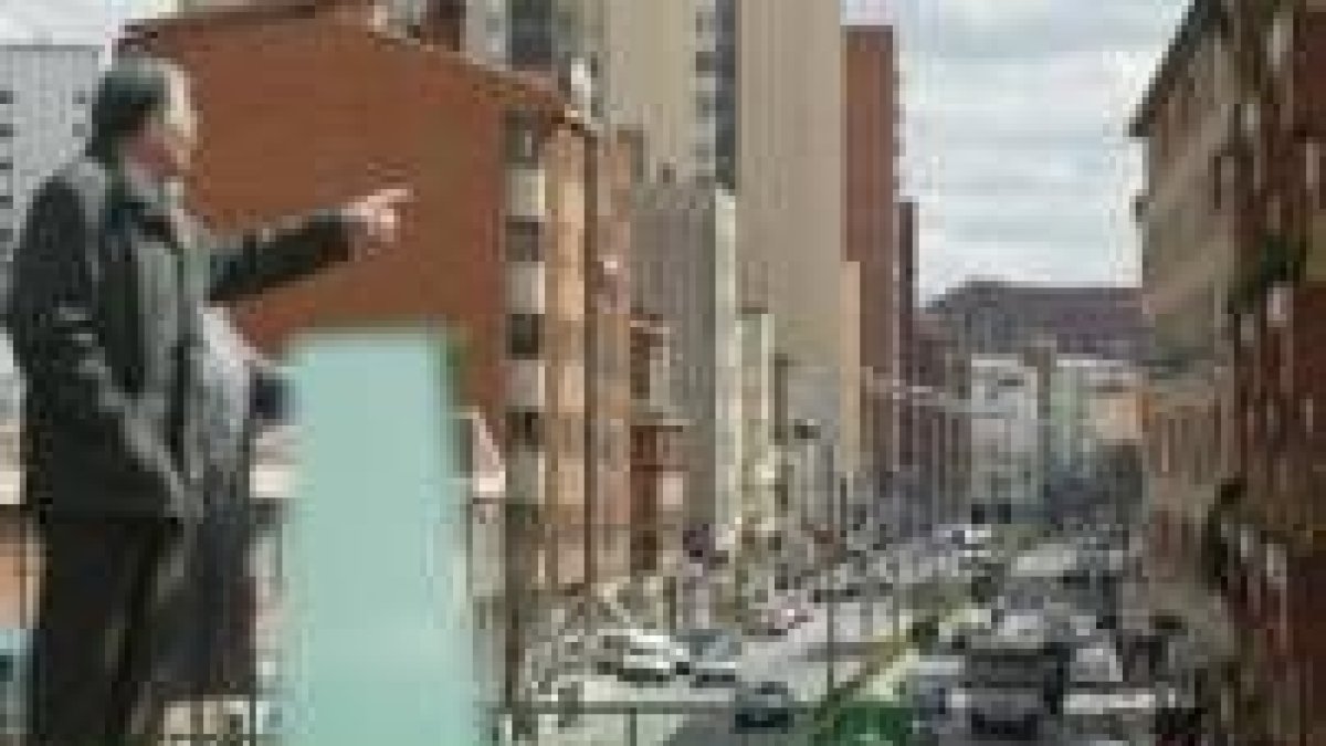 Calle Párroco Pablo Díez, en una de cuyas naves desarrolló todo el dispositivo la Policía Nacional