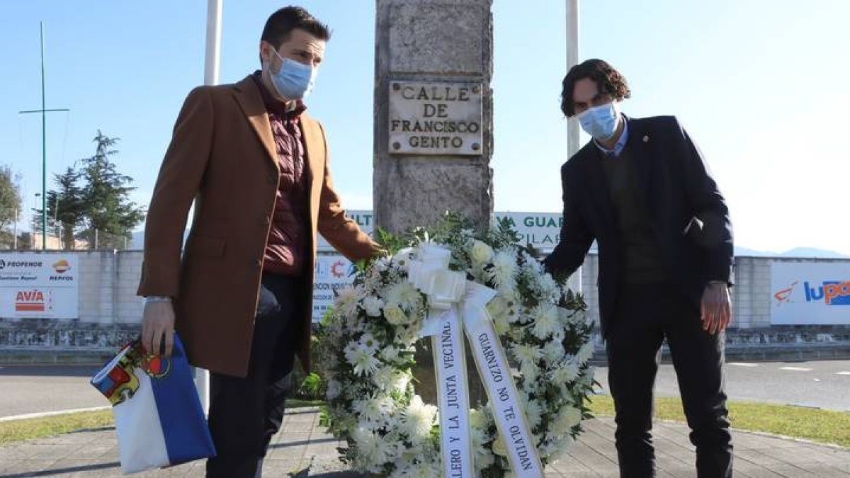 El alcalde de Astillero, Javier Fernández Soberón (d), durante la ofrenda floral del Ayuntamiento de Astillero y la Junta Vecinal de Guarnizo a Paco Gento en el monolito que da nombre a una calle de esta localidad. El Ayuntamiento de Astillero ha decretado tres días de luto oficial por el fallecimiento de Paco Gento y, según ha anunciado su alcalde, Javier Fernández Soberón, ya está trabajando para organizar el 