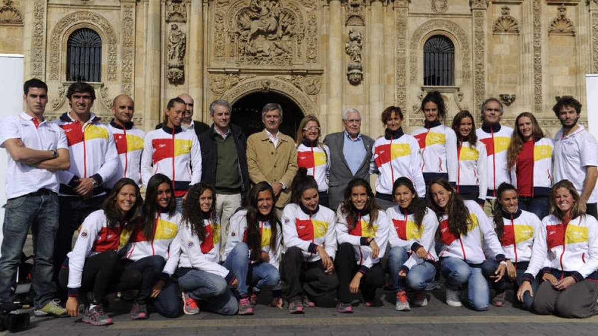 El equipo nacional español de natación sincronizada posa delante del Hostal de San Marcos.