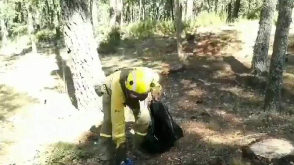 La brigada se une al grupo de voluntarios que retirarán los escombros y la basura de la zona. BRIF TABUYO